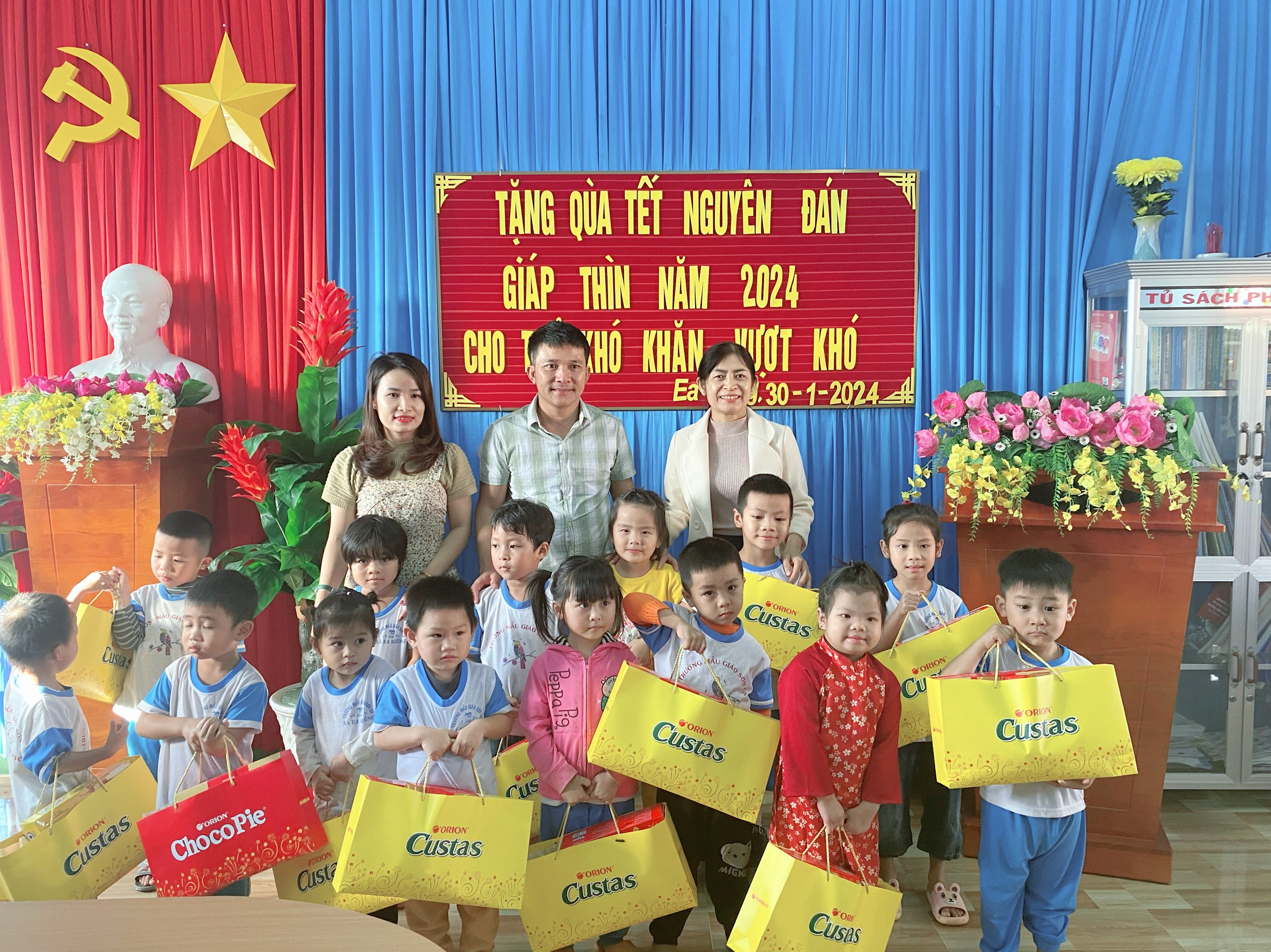 Chương trình ” Tặng quà tết cho trẻ em có hoàn cảnh khó khăn, vượt khó”