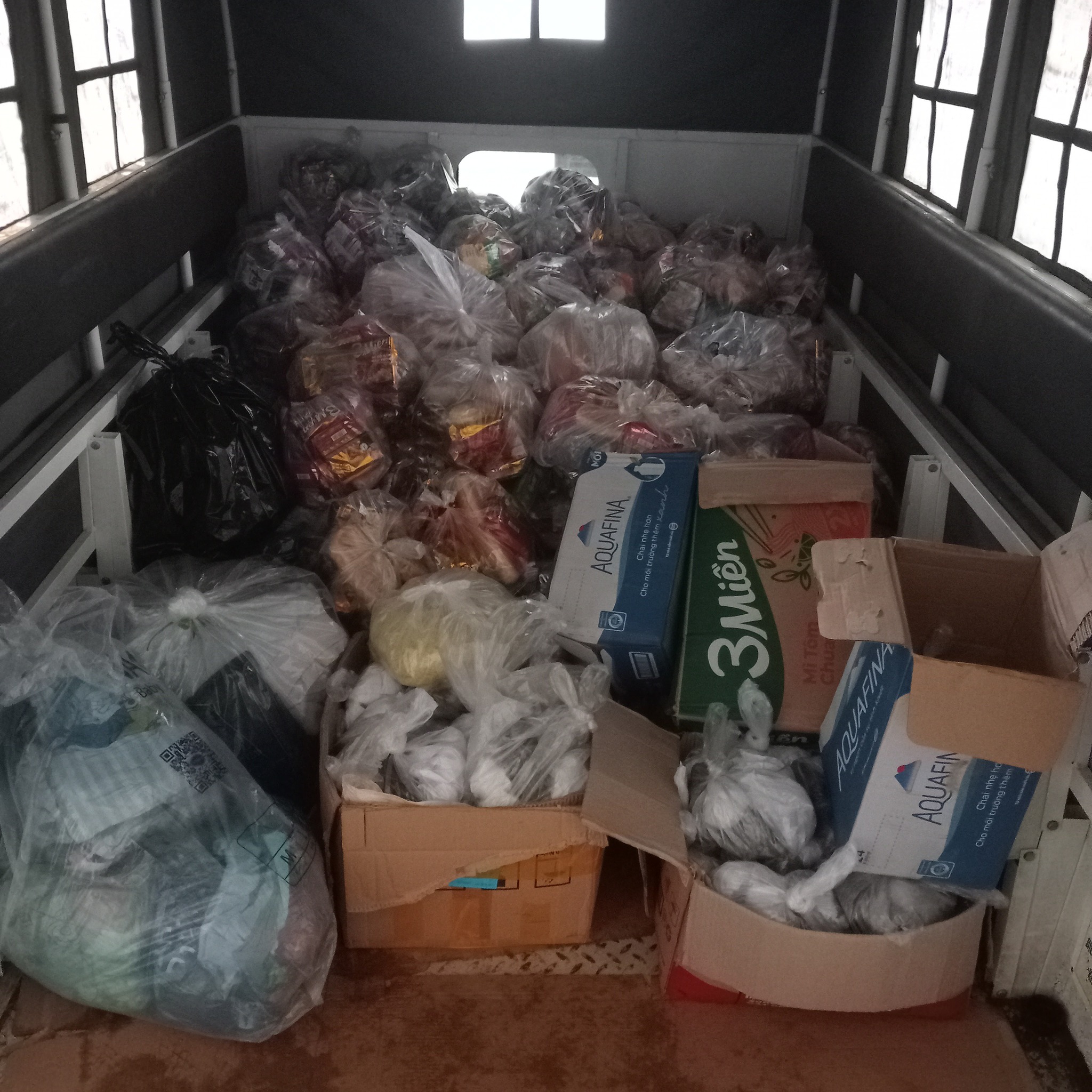 TRƯỜNG MẦM NON SƠN CA LAN TOẢ YÊU THƯƠNG –  CHIA SẺ ĐẾN BÀ CON VÙNG LŨ ĐÔNG ĐĂK LĂK – PHÚ YÊN (cũ).                             Trong những ngày vừa qua, tình hình mưa lũ tại khu vực Đông Đăk lăk (Phú Yên cũ) đã gây thiệt hại nặng nề, ảnh hưởng đến đời sống và sinh hoạt của nhiều hộ gia đình. Với tinh thần “tương thân tương ái”, “lá lành đùm lá rách”, tập thể cán bộ, giáo viên, nhân viên cùng phụ huynh của trường đã chung tay thực hiện hoạt động quyên góp, sẻ chia khó khăn cùng bà con vùng lũ. Nhà trường đã được làm điểm tập kết quyên góp và đã tiếp nhận rất nhiều phần quà ý nghĩa như quần áo, nhu yếu phẩm, sữa, mì tôm và các vật dụng cần thiết khác. Mỗi món quà tuy nhỏ nhưng chứa đựng tấm lòng, sự yêu thương và sự đồng hành của cả cộng đồng gửi đến bà con đang gặp hoạn nạn. Nhà trường xin được trân trọng cảm ơn sự chung sức của tập thể CB–GV–NV, quý phụ huynh và các mạnh thường quân đã kịp thời ủng hộ. Sự sẻ chia này không chỉ giúp bà con vượt qua khó khăn trước mắt mà còn tiếp thêm niềm tin và động lực để họ ổn định lại cuộc sống. Nhà trường cũng xin gửi lời chúc đến bà con vùng lũ sẽ luôn giữ vững tinh thần, bình tĩnh vượt qua giai đoạn thử thách này. Mong rằng những phần quà yêu thương từ đại gia đình nhà trường sẽ phần nào xoa dịu khó khăn và sưởi ấm bà con trong lúc hoạn nạn. Một lần nữa, xin trân trọng tri ân những tấm lòng vàng đã hướng về đồng bào vùng thiên tai. Kính mong tiếp tục nhận được sự đồng hành và chia sẻ của toàn thể cộng đồng trong thời gian tới.