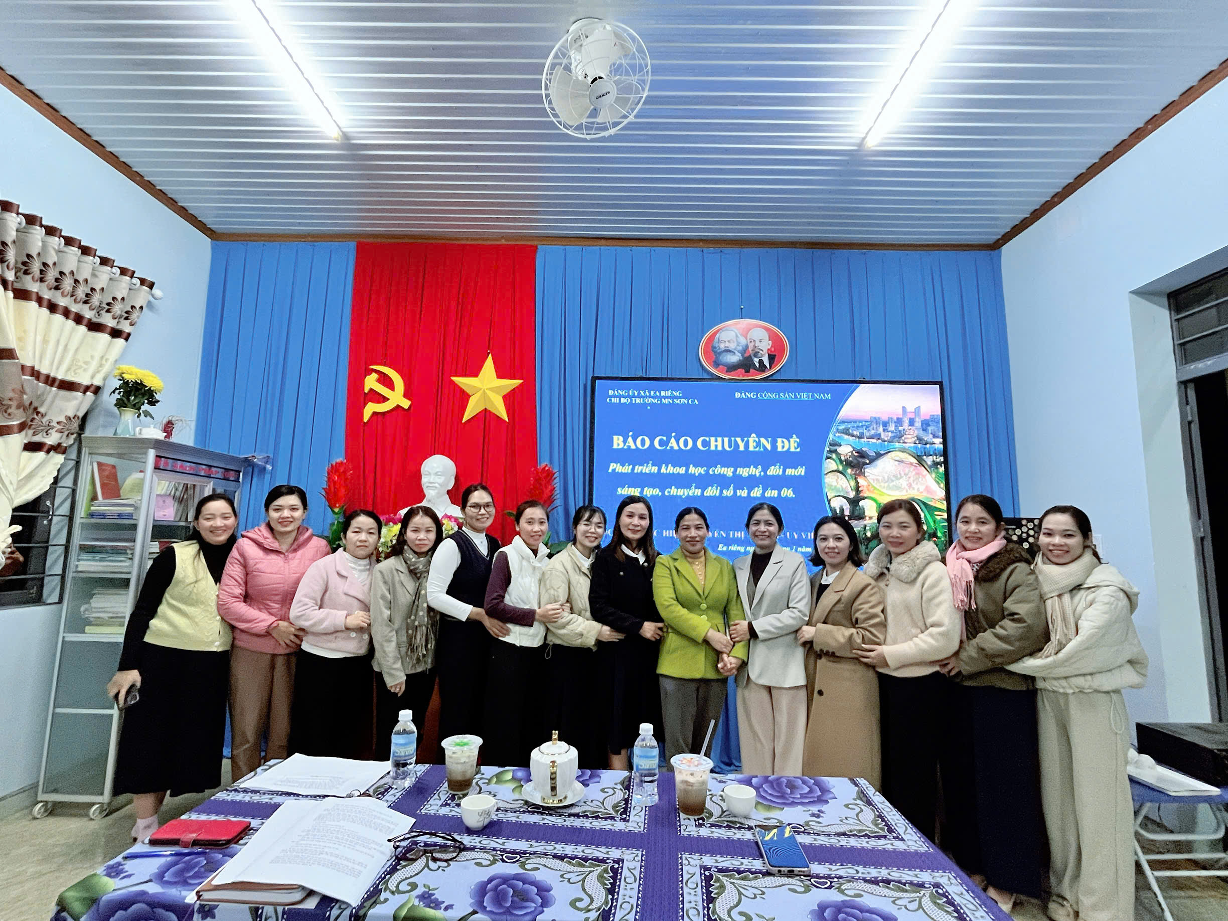 CHI BỘ TRƯỜNG MẦM NON SƠN CA TỔ CHỨC SINH HOẠT CHUYÊN ĐỀ VỀ CHUYỂN ĐỔI SỐ VÀ ĐỔI MỚI SÁNG TẠO